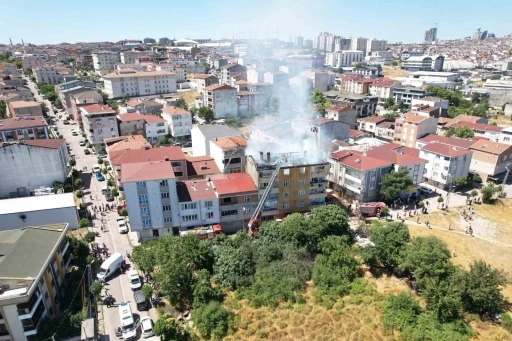 Avcılar&rsquo;da korkutan &ccedil;atı yangını
