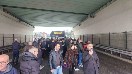 Avcılar’da metrobüs bozuldu, vatandaşlar yolda kaldı
