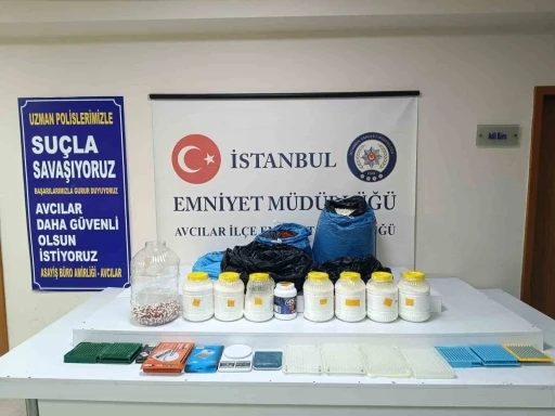 Avcılar&rsquo;da otomobilde uyuşturucu sevkiyatına polis engeli: 3 g&ouml;zaltı
