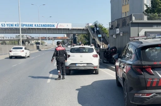 Avcılar&rsquo;da otomobilin &ccedil;arptığı motosikletli bariyerlere sıkıştı
