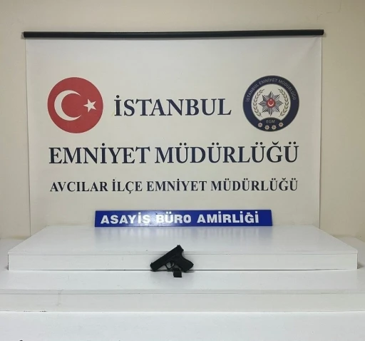 Avcılar’da sokak ortasında iki kişiyi silahla vuran şüpheli yakalandı
