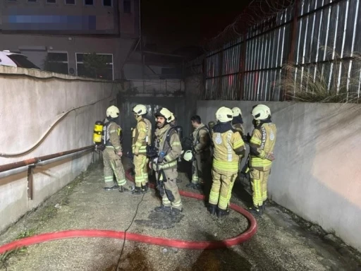 Avcılar&rsquo;da tekstil at&ouml;lyesine ait depo alevlere teslim oldu
