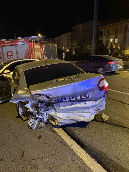 Avcılar&rsquo;da trafik kazasında 2 kişi yaralandı, s&uuml;r&uuml;c&uuml; olay yerinden ka&ccedil;tı
