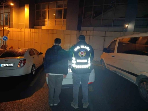 Avcılar&rsquo;da trafikte takip ettiği s&uuml;r&uuml;c&uuml;ye tehditler savuran şahıs yakalandı

