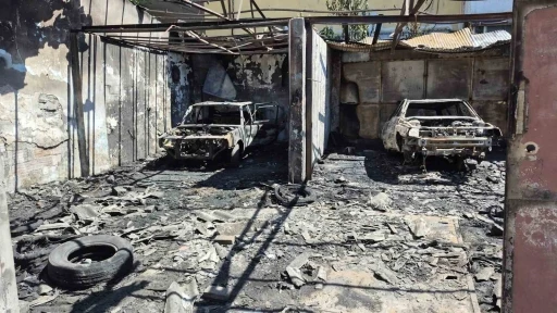 Avcılar’da uyuşturucu bağımlılarının mesken edindiği oto tamircide 2 hurda otomobil yandı

