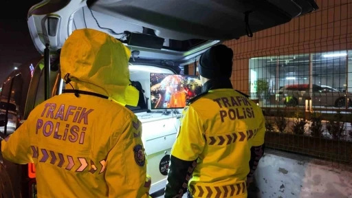 Avcılar&rsquo;da yeni aldığı ehliyetin zarfını polise a&ccedil;tıran kadın s&uuml;r&uuml;c&uuml; ilk cezasını yedi
