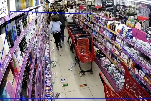 Avcılar’da züccaciye dükkanındaki panik anları kamerada
