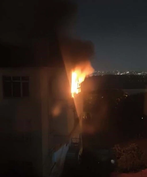 Avcılar Firuzköy’de panik anları: Sıcağa dayanamayan buzdolabı alev alev yandı
