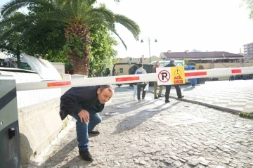 AVM’den caddeye bariyer: Vatandaşlar eğilerek altından geçiyor
