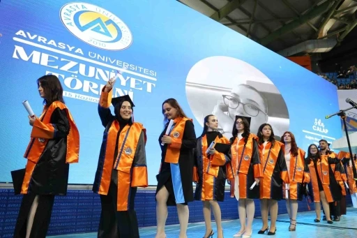 Avrasya &Uuml;niversitesi&rsquo;nde mezuniyet coşkusu
