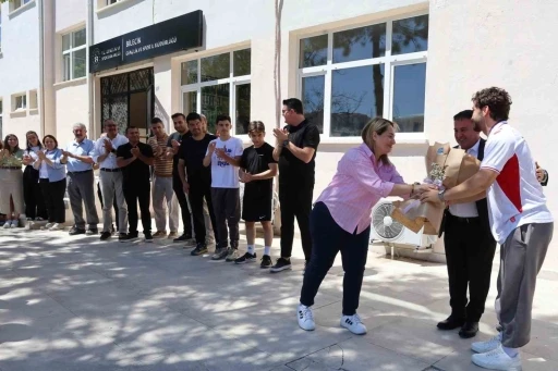 Avrupa Şampiyonu Bilecikli g&uuml;reş&ccedil;iye coşkulu karşılama
