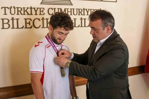 Avrupa şampiyonu g&uuml;reş&ccedil;iye Vali S&ouml;zer&rsquo;den tebrik
