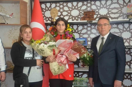 Avrupa şampiyonu olan milli sporcu memleketinde çiçeklerle karşılandı
