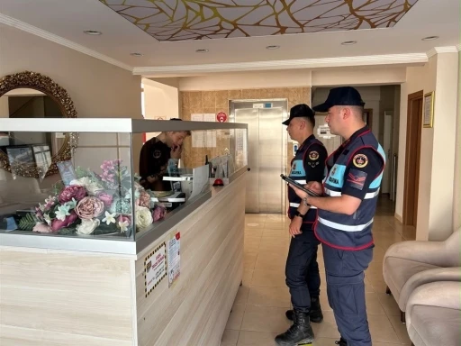 Avşa Adası&rsquo;nda huzur uygulaması: 22 aranan ş&uuml;pheli yakalandı
