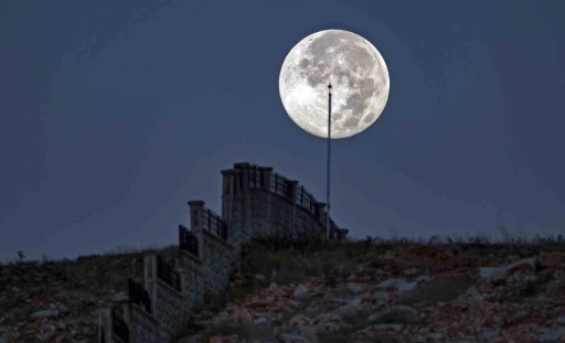 Ay, yılın en yakın anlarında Bitlis’e veda etti
