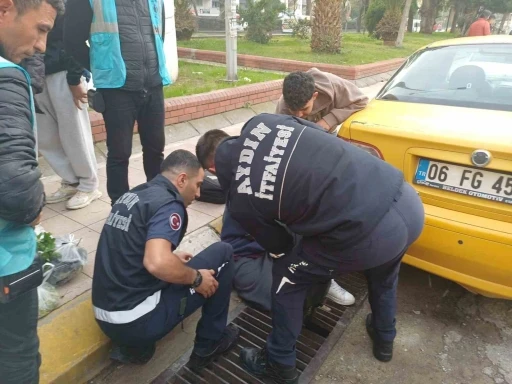 Ayağı mazgala sıkışan şahsı itfaiye ekipleri kurtardı
