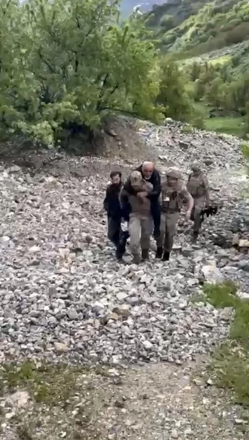 Ayağını burkan şahsı jandarma sırtında taşıdı
