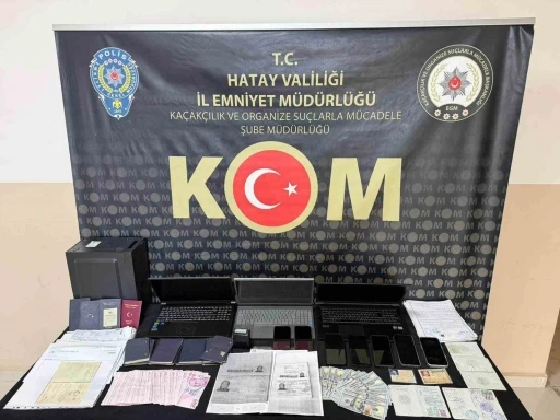 Ayak bile basmadıkları &uuml;lkelerde yıllarca &ccedil;alışmış gibi g&ouml;sterilen şahısları sahte belgelerle emekli eden &ccedil;eteye operasyon
