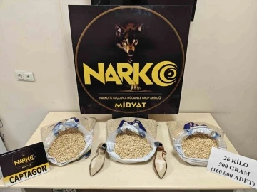 Ayakkabıların topuklarına saklamışlar: 160 bin adet uyuşturucu ele ge&ccedil;irildi
