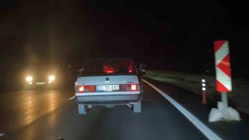 Ayaklarını pencereden çıkartarak tehlikeli yolculuk yaptığı anlar görüntülendi
