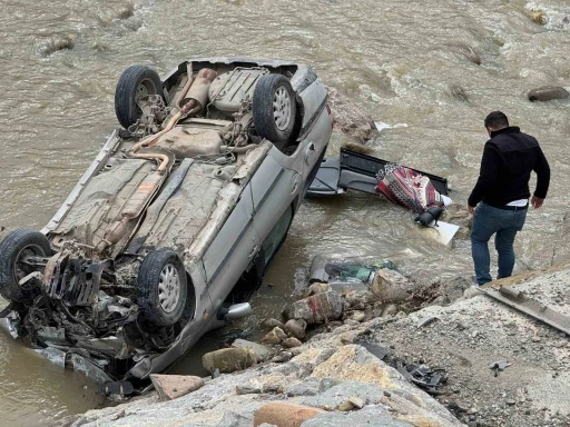 Ayancık&rsquo;ta otomobil ırmağa u&ccedil;tu: 1 yaralı
