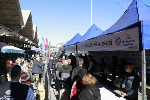 Aydın Büyükşehir Belediyesi binlerce kışlık fideyi Kuşadalılar ile buluşturdu

