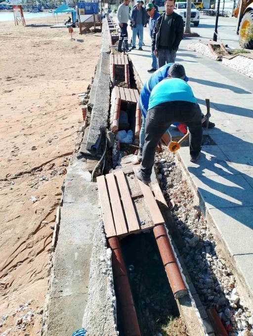 Aydın Büyükşehir Belediyesi’nde hızlı müdahale: Altıkum’da onarım çalışmaları devam ediyor
