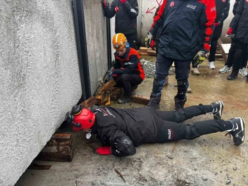 Aydın&rsquo;da enkazda arama kurtarma eğitimleri s&uuml;r&uuml;yor
