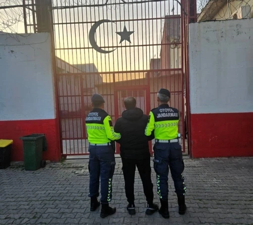 Aydın&rsquo;da g&ouml;&ccedil;men ka&ccedil;ak&ccedil;ılığı operasyonu: 12 d&uuml;zensiz g&ouml;&ccedil;men yakalandı
