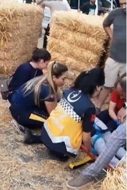 Aydın&rsquo;da ilgin&ccedil; kaza: Trakt&ouml;r&uuml;n r&ouml;morkundan yol kenarındaki adamın &uuml;zerine balya d&uuml;şt&uuml;
