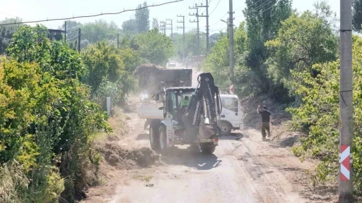 Aydın&rsquo;da kırsal mahalle yollarında bakım ve temizlik &ccedil;alışması
