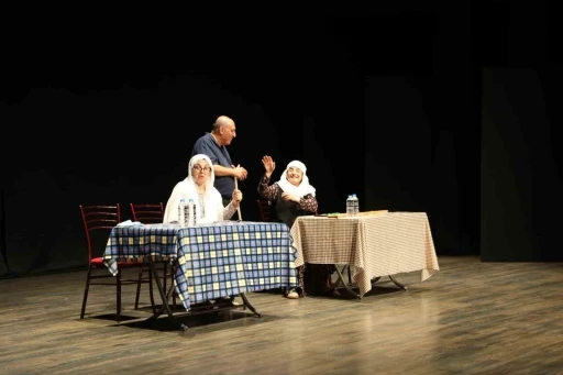 Aydın&rsquo;da &rsquo;Lokanta&rsquo; oyunu tiyatroseverlerden tam not aldı
