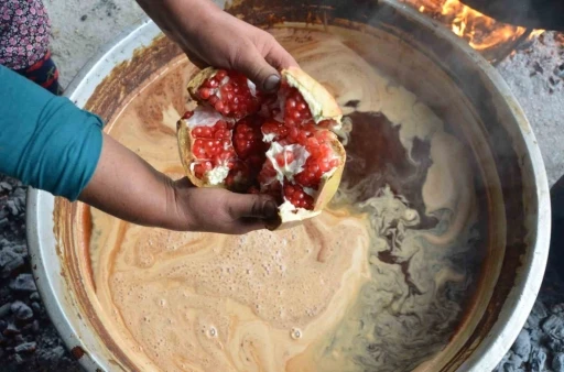 Aydın’da narlar geleneksel yöntemle ekşiye dönüşüyor