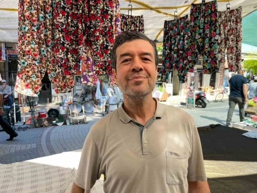 Aydın’da oğul çıkaran arı kolonisi pazar tezgahına kondu
