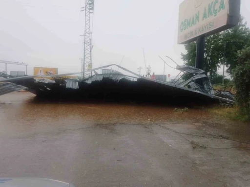 Aydın&rsquo;da sağanak ve fırtına etkili oldu: &Ccedil;atılar u&ccedil;tu, ağa&ccedil;lar devrildi
