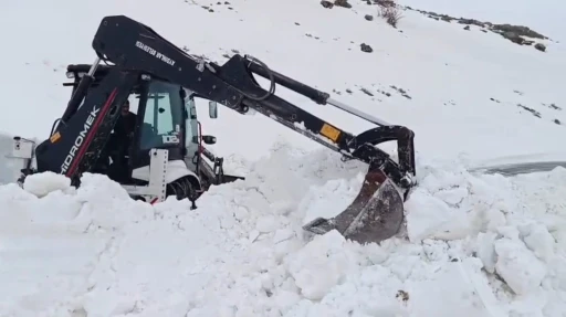 Aydınlar beldesinde karla m&uuml;cadele &ccedil;alışması s&uuml;r&uuml;yor
