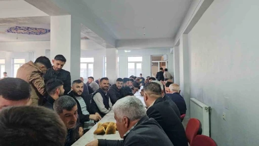 Aydınlar beldesinde yüzlerce kişi bayram yemeğinde buluştu
