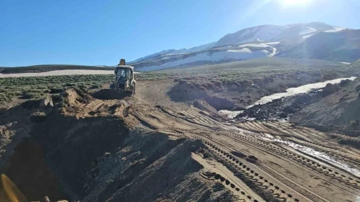 Aydınlar&rsquo;da dağcılara b&uuml;y&uuml;k kolaylık: S&uuml;phan Dağı&rsquo;nda yol a&ccedil;ma &ccedil;alışması

