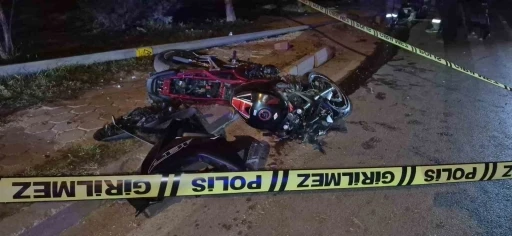 Aydınlatma direğine &ccedil;arpan motosiklet s&uuml;r&uuml;c&uuml;s&uuml; hayatını kaybetti
