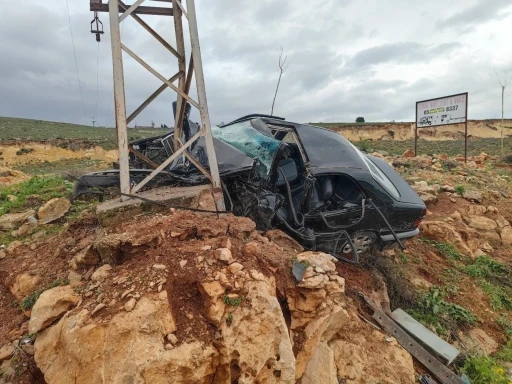 Aydınlatma direğine &ccedil;arpan otomobilin s&uuml;r&uuml;c&uuml;s&uuml; &ouml;ld&uuml;
