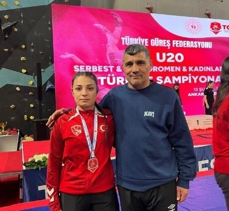 Aydınlı g&uuml;reş&ccedil;iler T&uuml;rkiye Şampiyonası&rsquo;ndan madalyalarla d&ouml;nd&uuml;
