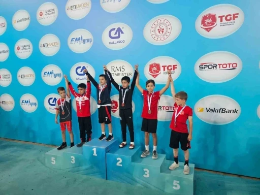 Aydınlı minik g&uuml;reş&ccedil;iler T&uuml;rkiye Şampiyonası&rsquo;ndan madalyayla d&ouml;nd&uuml;
