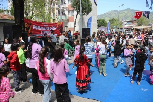 Aydınlı Romanlar g&uuml;nlerini doyasıya eğlenerek kutladı
