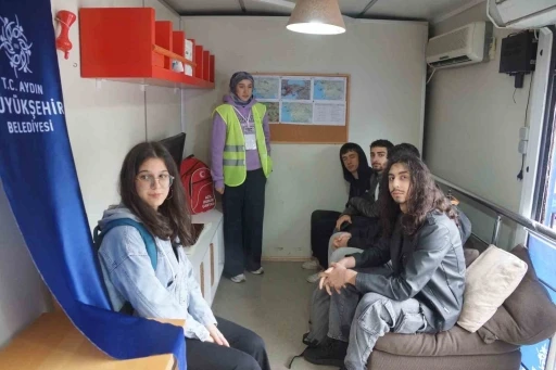 Aydınlılar deprem simülatöründe 7.4 şiddetinde depremi yaşıyor

