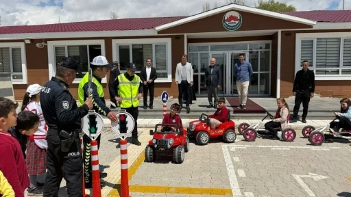 Aydıntepe&rsquo;de &ouml;ğrenciler trafik kurallarını uygulamalı &ouml;ğrendi
