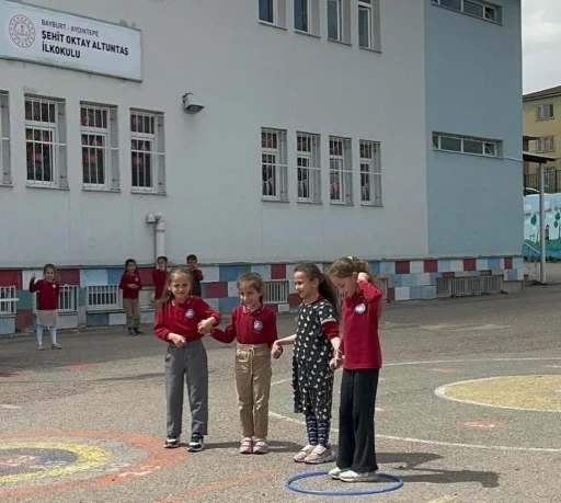 Aydıntepe&rsquo;de &ouml;ğrenciler yardımlaşmayı oyunla &ouml;ğrendi
