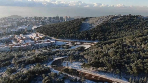 Aydos beyaza b&uuml;r&uuml;nd&uuml;, kartpostallık manzaralar ortaya &ccedil;ıktı
