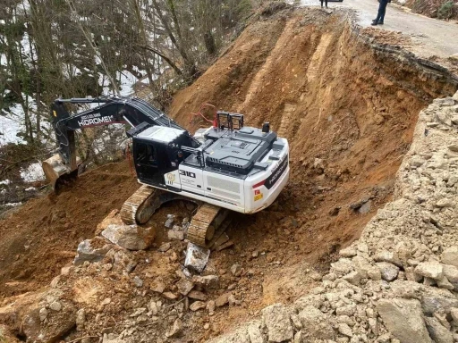 Aynı noktada 3 g&uuml;n arayla heyelan meydana geldi
