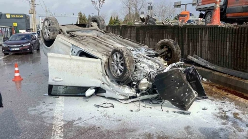 Aynı yerde 5 saat arayla ikinci kaza: Otomobil yan yola d&uuml;ş&uuml;p ters d&ouml;nd&uuml;, 2 kişi yaralandı
