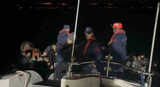 Ayvacık a&ccedil;ıklarında 30 ka&ccedil;ak g&ouml;&ccedil;men yakalandı
